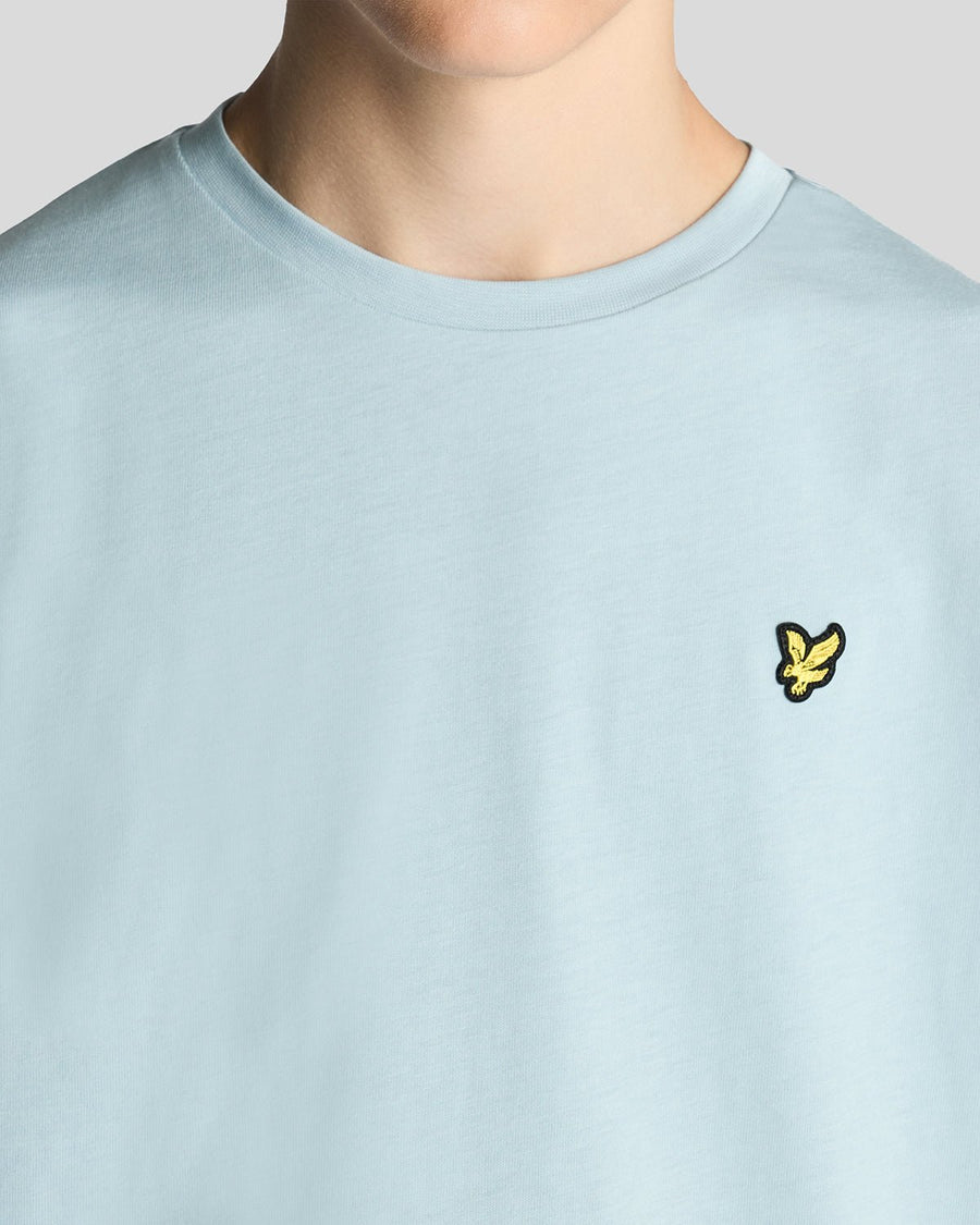 Homme portant un t-shirt à col rond en coton bleu opale