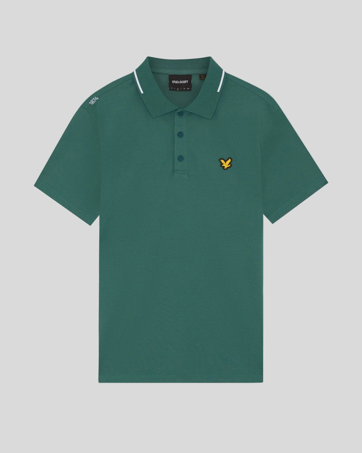 Un homme porte un polo technique à bordures dans la collection Mediterranea