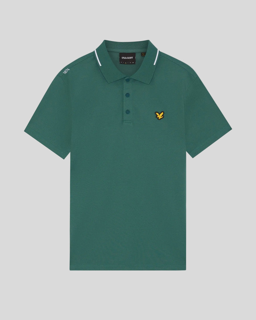 Un homme porte un polo technique à bordures dans la collection Mediterranea