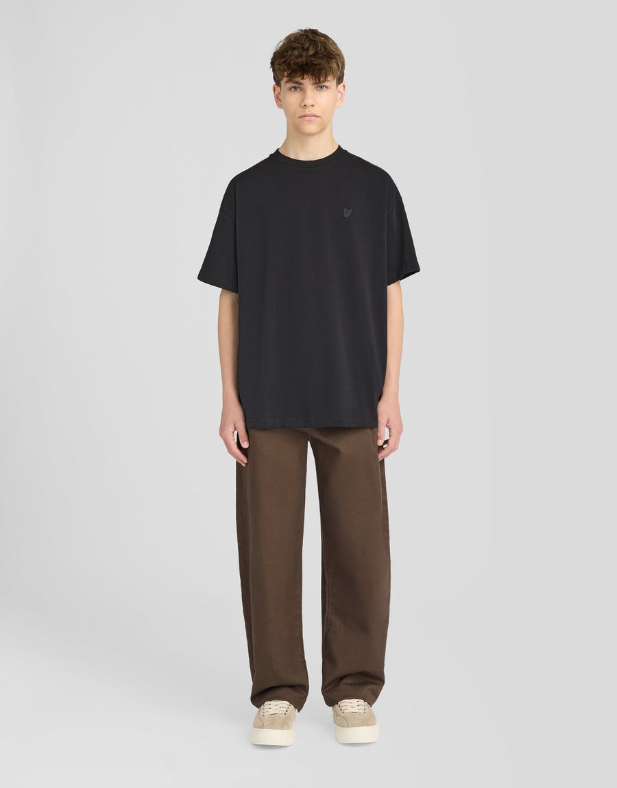 Garçon portant un t-shirt ample épais, couleur noire