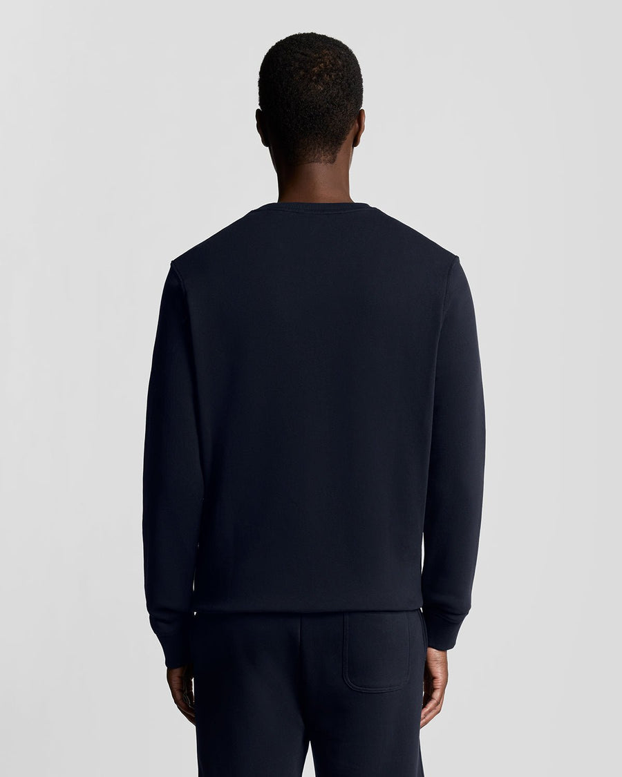 Homme portant un sweat-shirt à col rond en coton bleu marine foncé