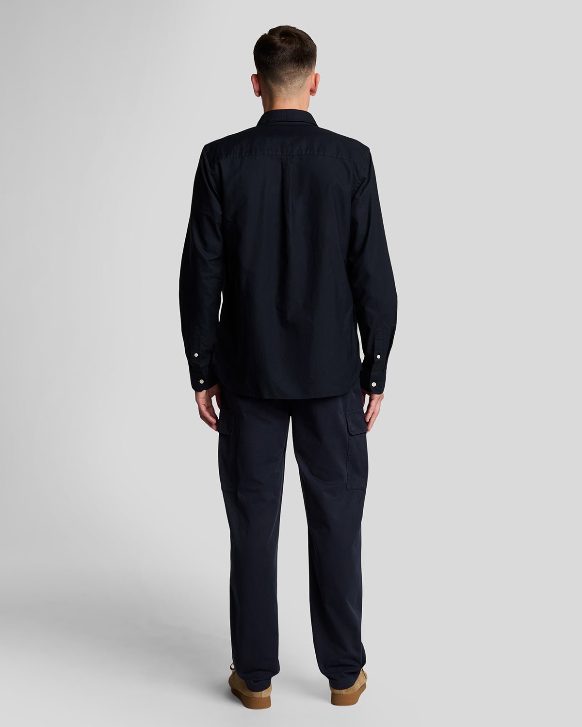 Uomo con pantaloni con tasche cargo in blu scuro