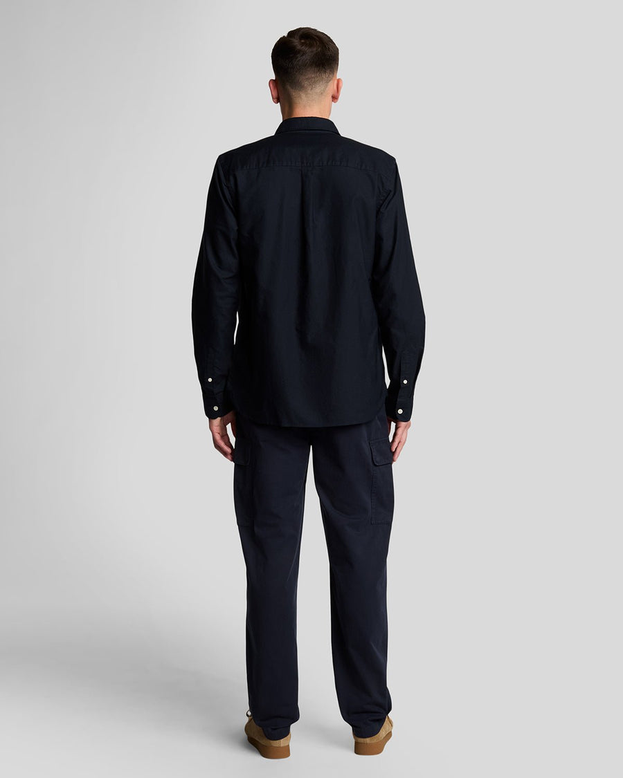 Uomo con pantaloni con tasche cargo in blu scuro