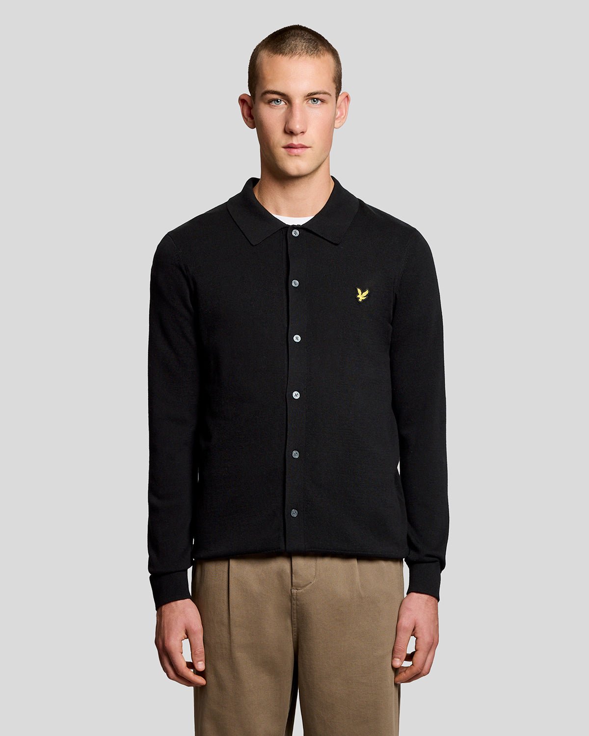 Un homme porte un pull en coton noir de jais