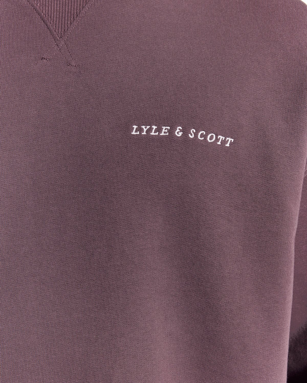 Homme portant un sweat-shirt en molleton Script Brushback, couleur marron foncé