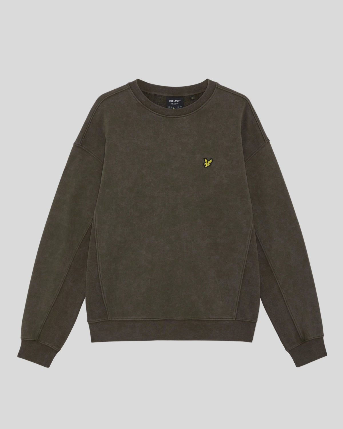 Homme portant un sweat-shirt en coton délavé foncé, couleur noir mat