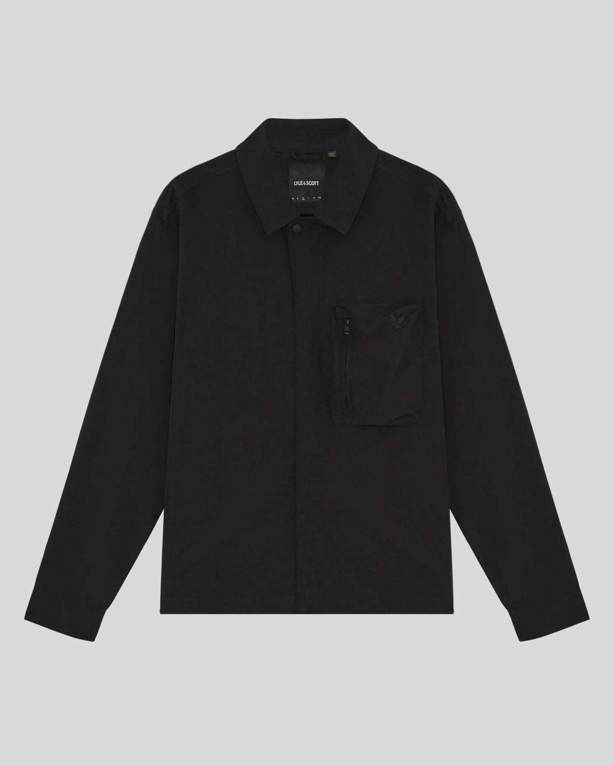 Homme portant une surchemise utilitaire légère à poches, couleur noir jais