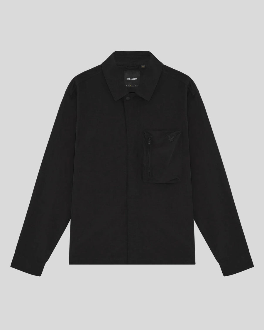 Homme portant une surchemise utilitaire légère à poches, couleur noir jais