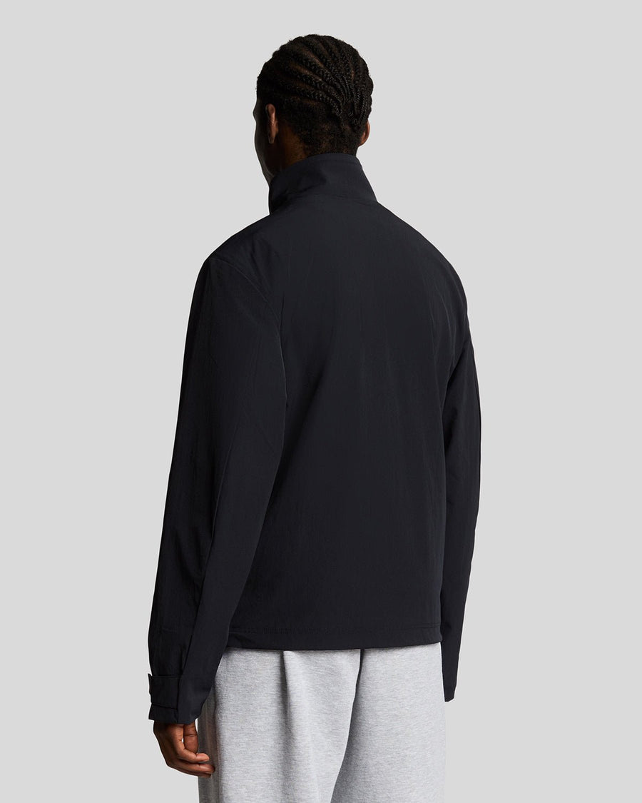 Man draagt een Keyline-windjack in Jet Black