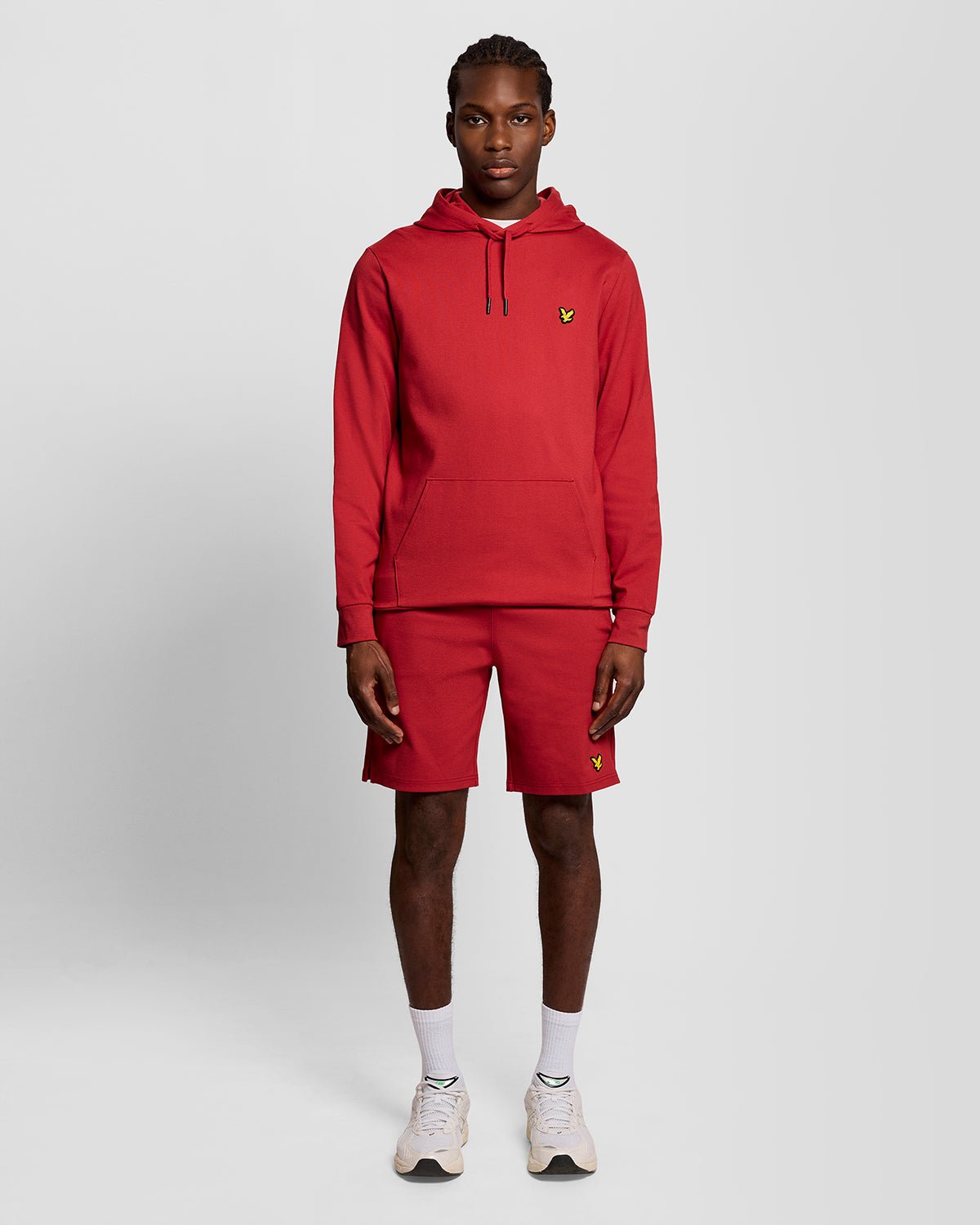 Homme portant un sweat à capuche léger de sport couleur grenat