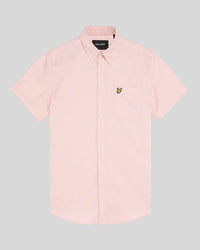 Hombre con camisa Oxford de manga corta en rosa claro
