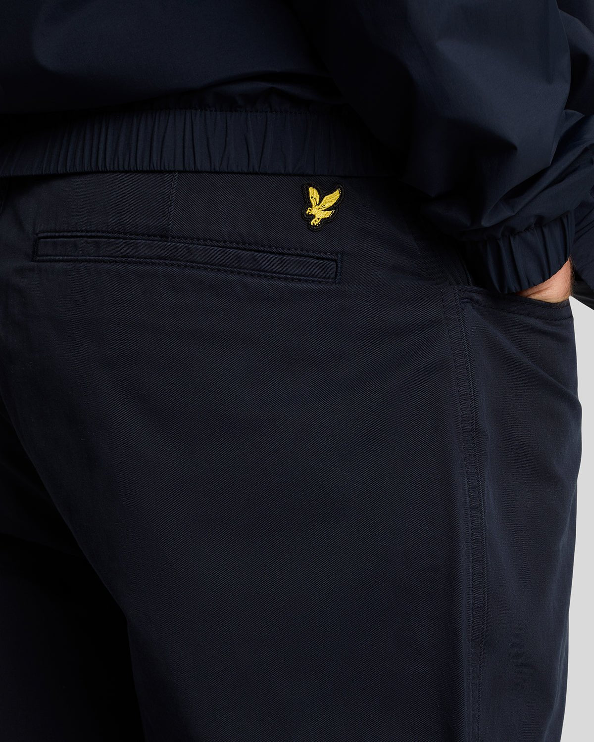 Homme portant un pantalon chino à cinq poches bleu marine foncé