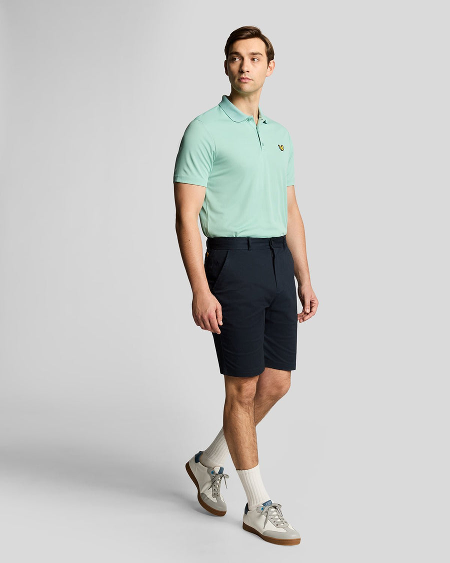 Homme portant un short chino stretch « Course » bleu marine foncé