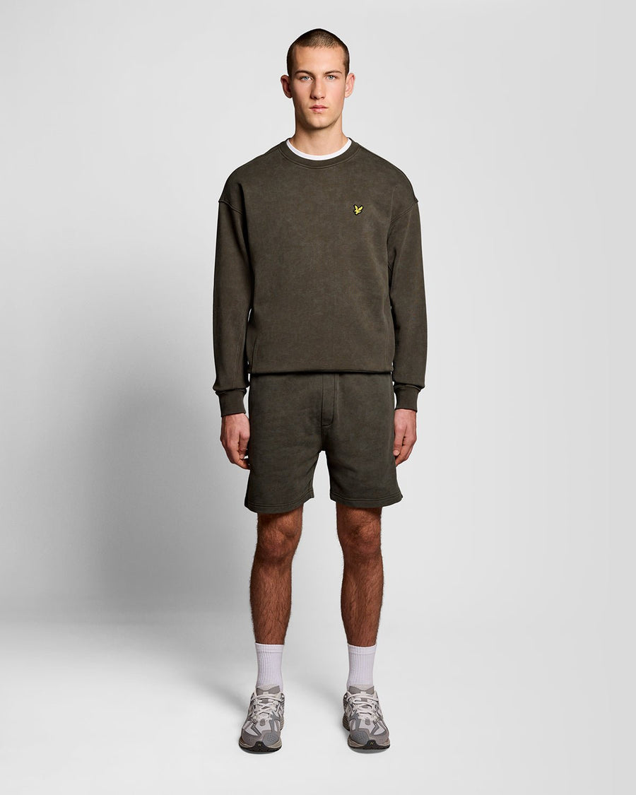 Homme portant un sweat-shirt en coton délavé foncé, couleur noir mat