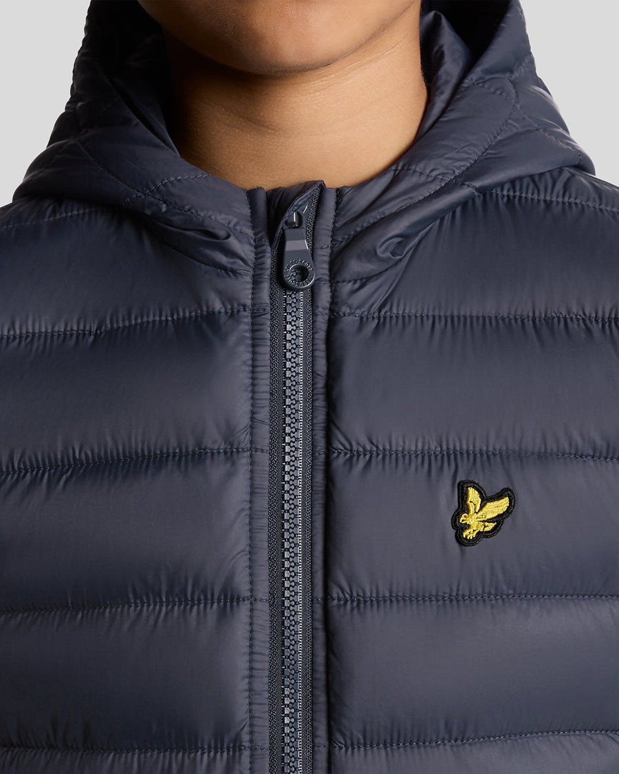 Junge trägt eine leichte, wattierte Jacke in Dunkelblau