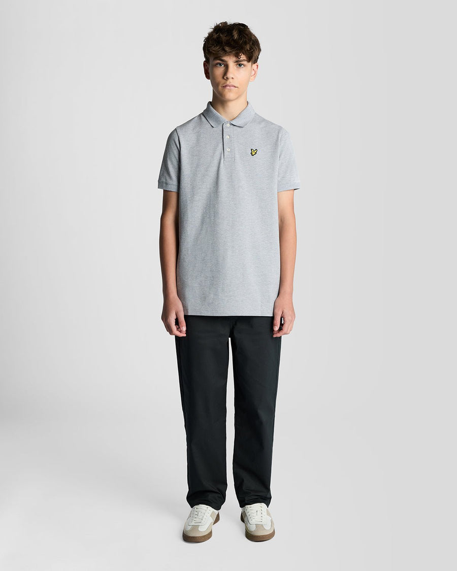Homme portant un polo en coton gris clair chiné