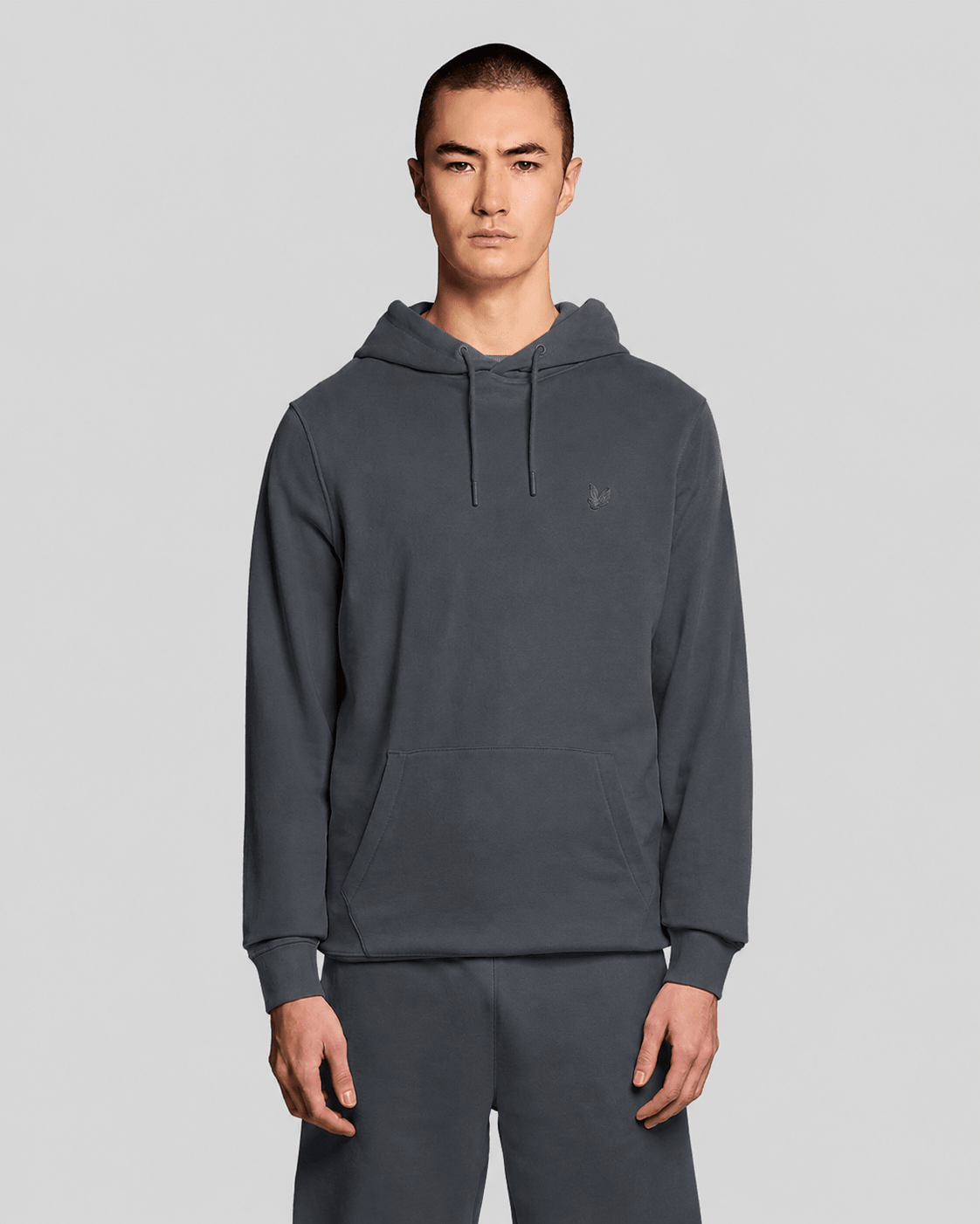 Homme portant un sweat à capuche en coton ultra-fin à effet bouclé, couleur « gunmetal »