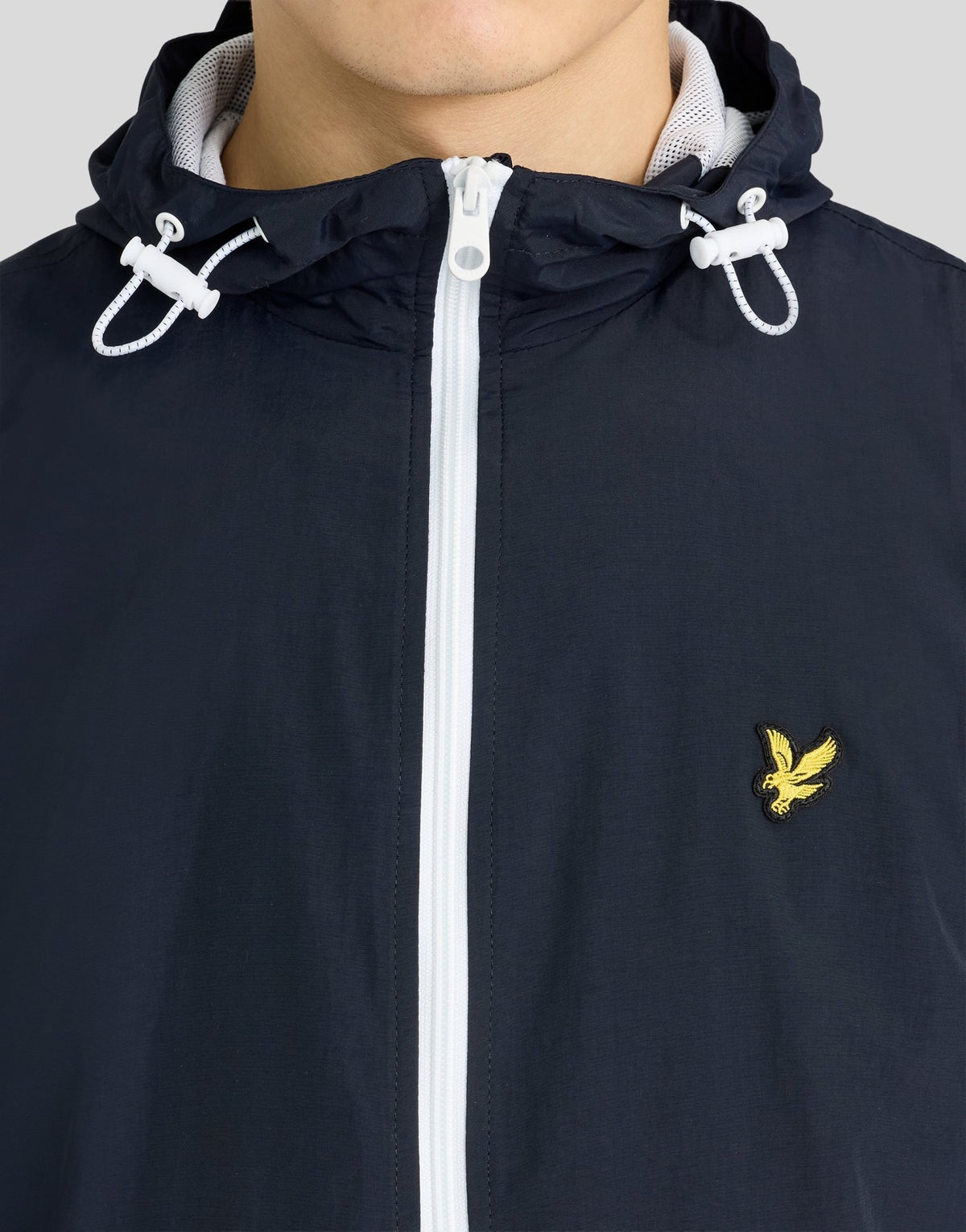 Chaqueta impermeable con cremallera en contraste para hombre, en azul marino oscuro y blanco