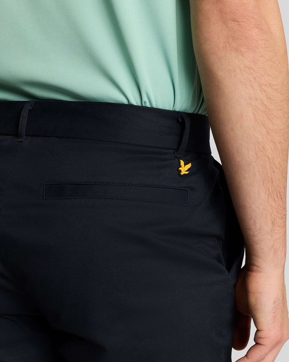 Homme portant un short chino stretch « Course » bleu marine foncé