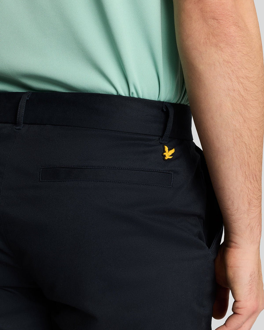 Homme portant un short chino stretch « Course » bleu marine foncé