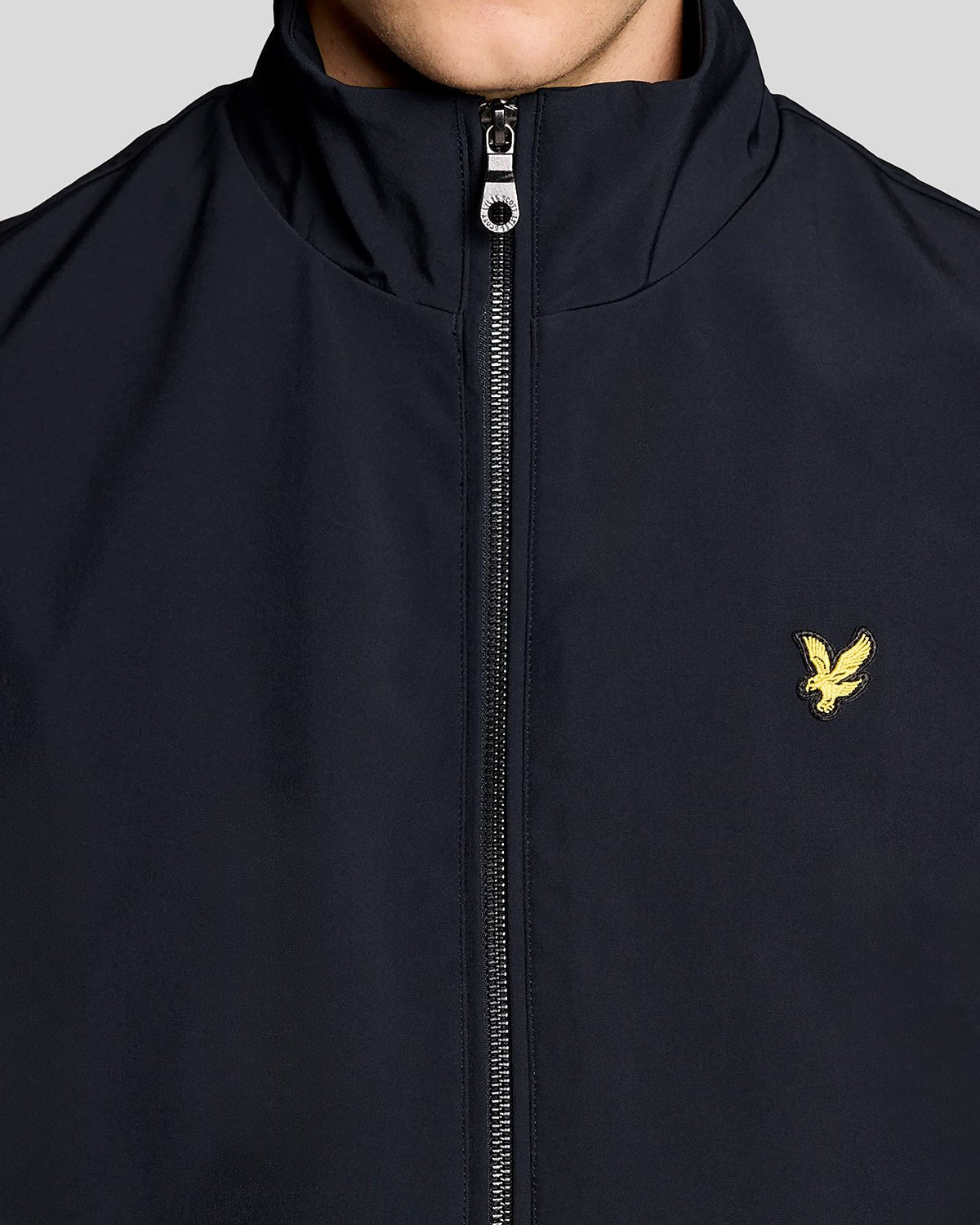 Homme portant un gilet softshell à dos en maille, bleu marine foncé