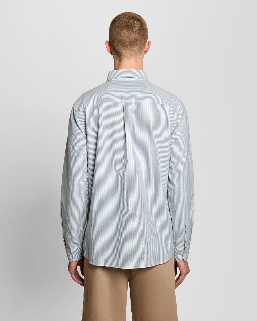 Homme portant une chemise Oxford à rayures, couleur Everglade/Blanc