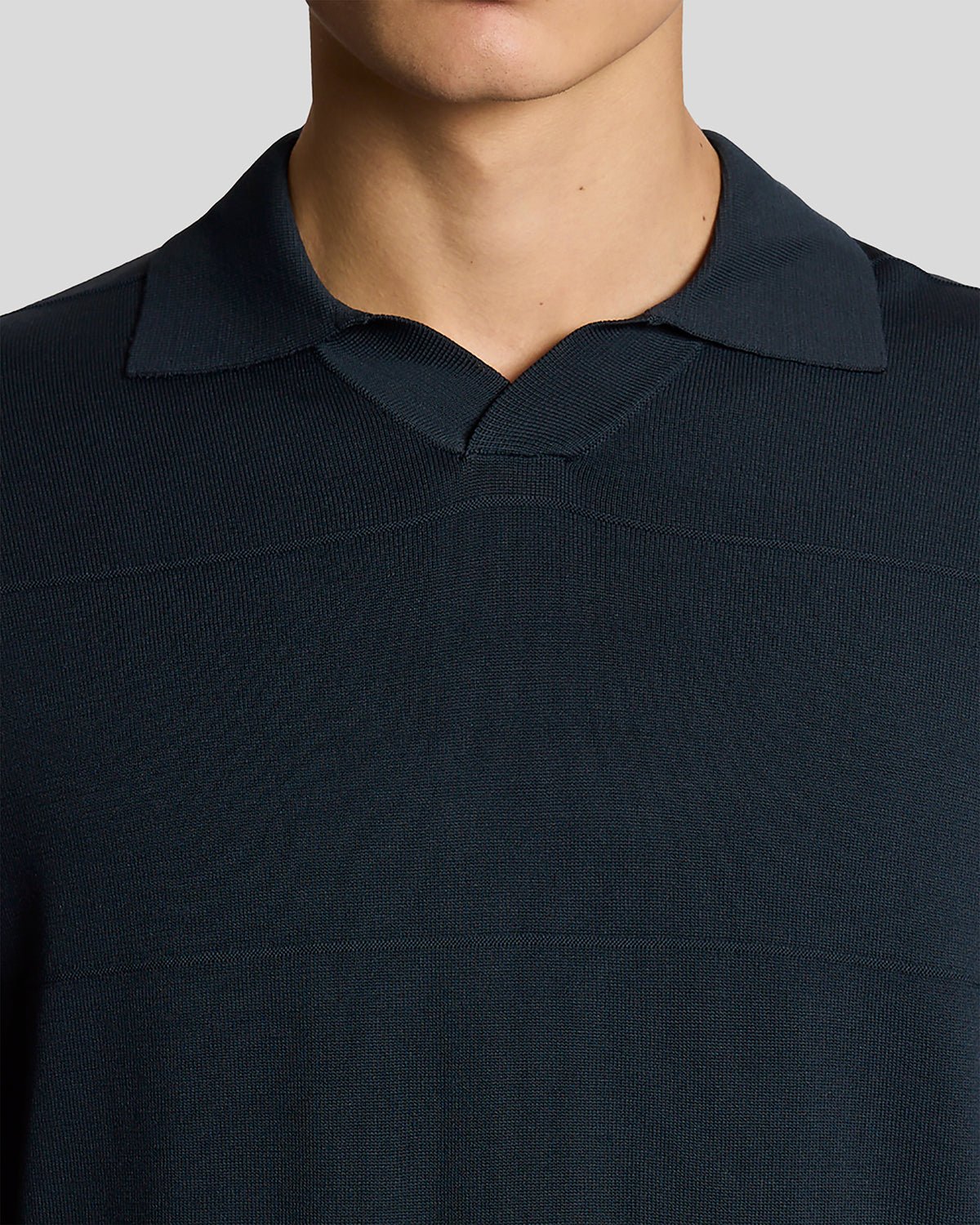 Polo à col ouvert en maille fine, couleur carbone