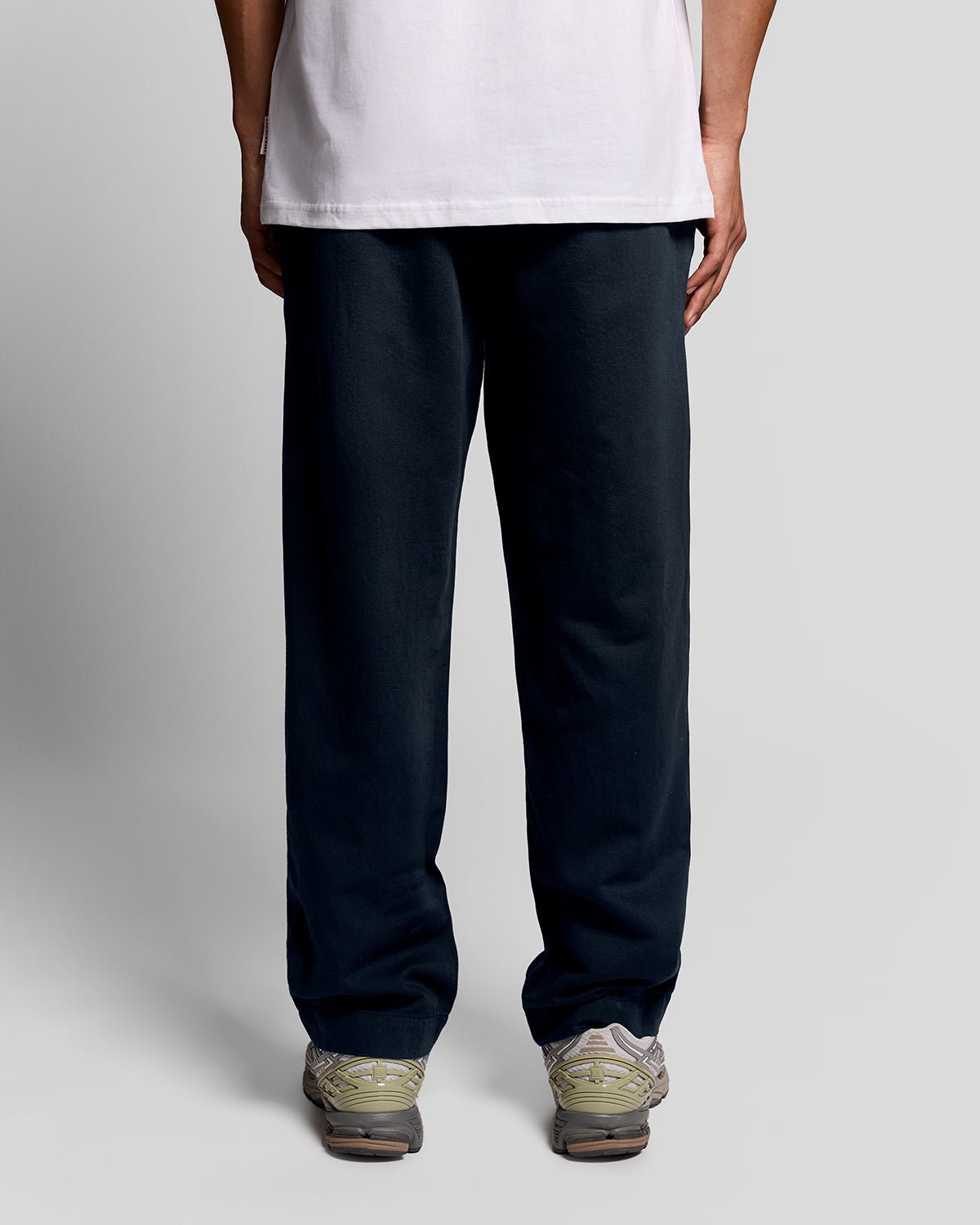 Uomo con pantaloni a gamba dritta in misto lino blu scuro