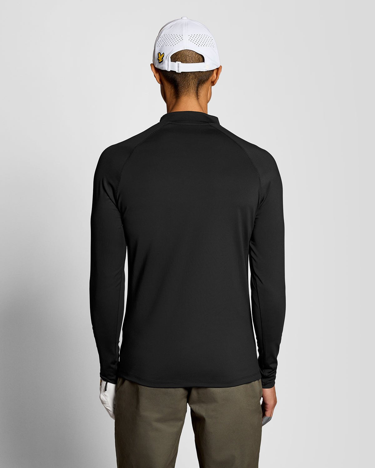 Uomo con maglia intima tecnica in nero jet