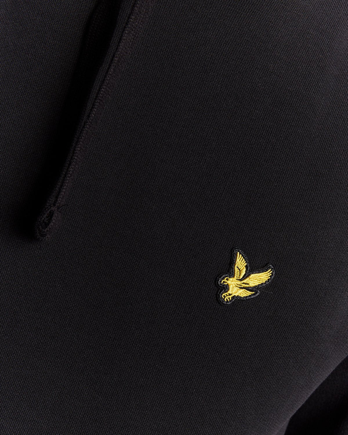 Man draagt een Loopback katoenen hoodie in Jet Black