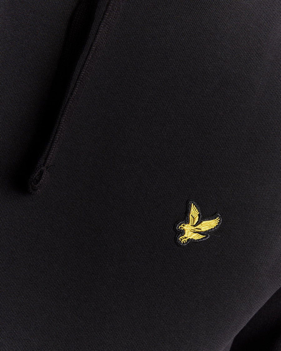 Man draagt een Loopback katoenen hoodie in Jet Black