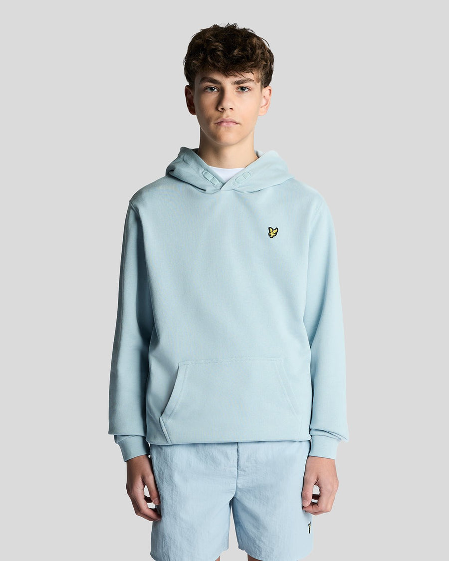 Un homme porte un sweat à capuche en coton Loopback bleu opale