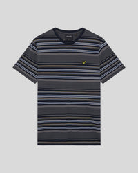 Man draagt een katoenen T-shirt met meerdere strepen in donker marineblauw