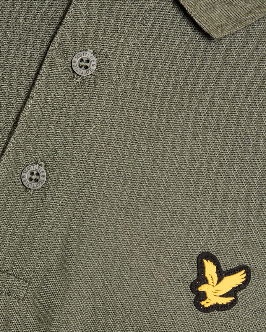 Un homme porte un polo de sport vert cactus