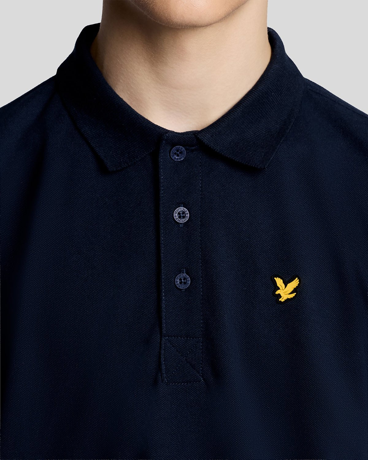 Hombre con polo deportivo en azul marino oscuro
