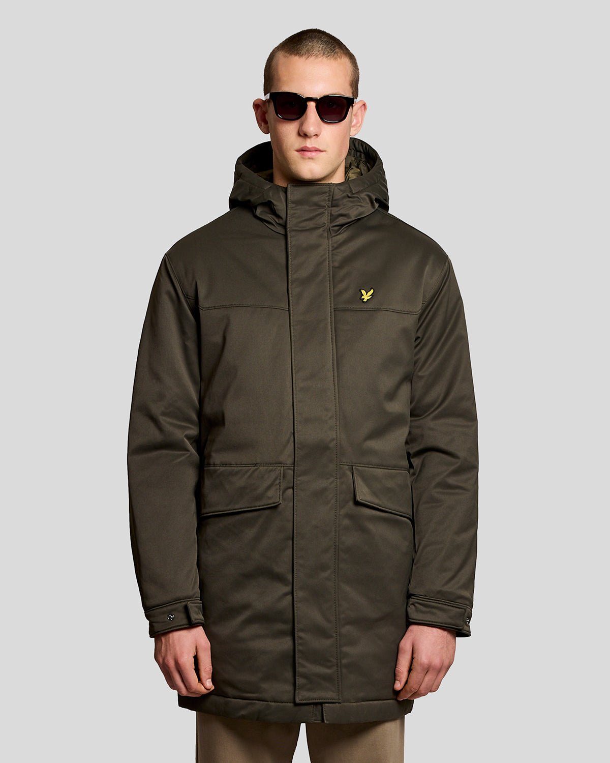Un homme porte une parka matelassée de couleur olive
