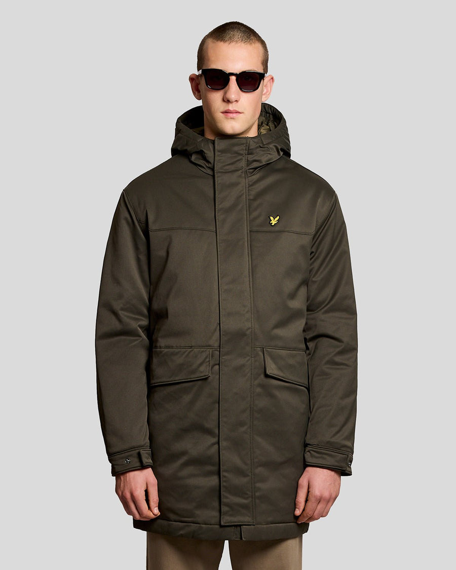 Un homme porte une parka matelassée de couleur olive