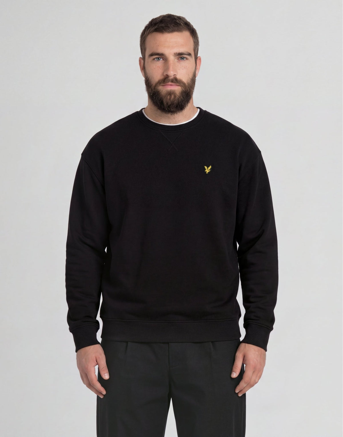 Mann trägt ein Sweatshirt aus Baumwolle mit Rundhalsausschnitt in Tiefschwarz