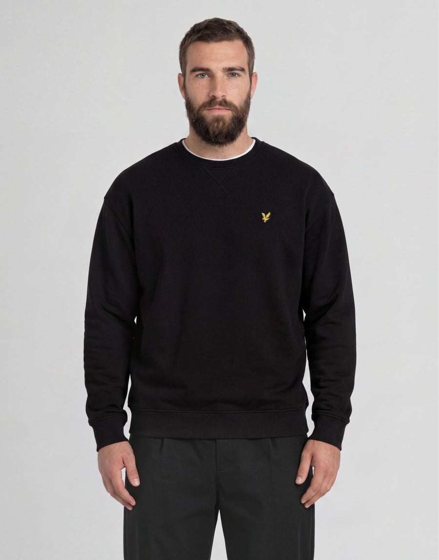 Mann trägt ein Sweatshirt aus Baumwolle mit Rundhalsausschnitt in Tiefschwarz