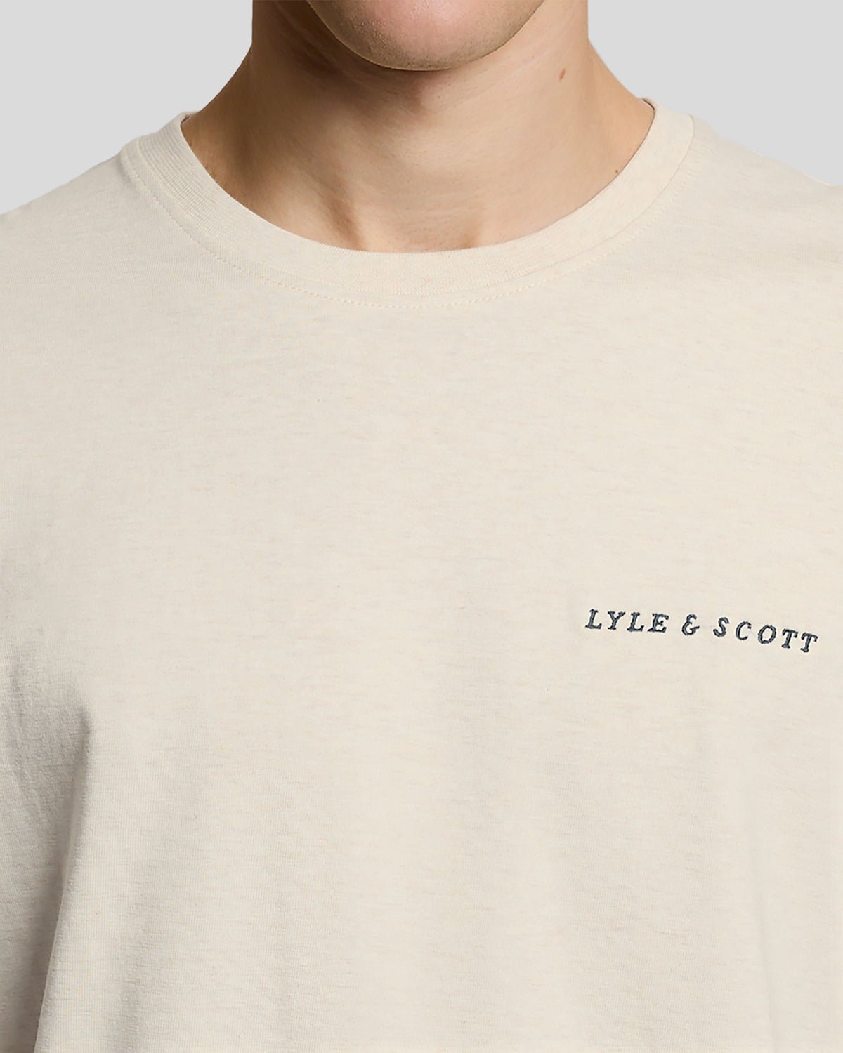 Homme portant un t-shirt à col rond en coton avec logo « Script » de couleur « Ice Cream Marl »