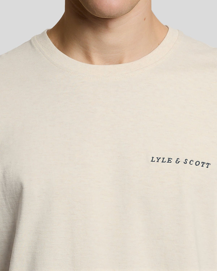 Homme portant un t-shirt à col rond en coton avec logo « Script » de couleur « Ice Cream Marl »