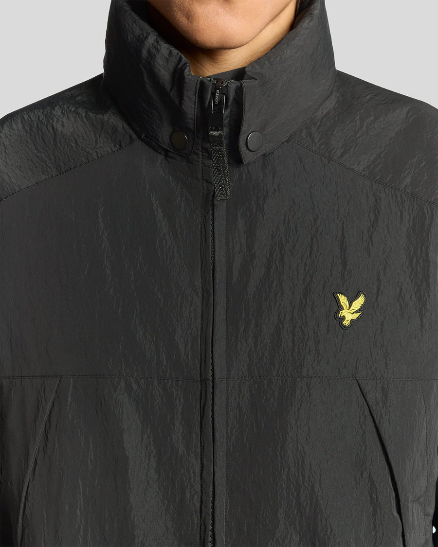 Un homme porte la veste Packaway en Black Ice