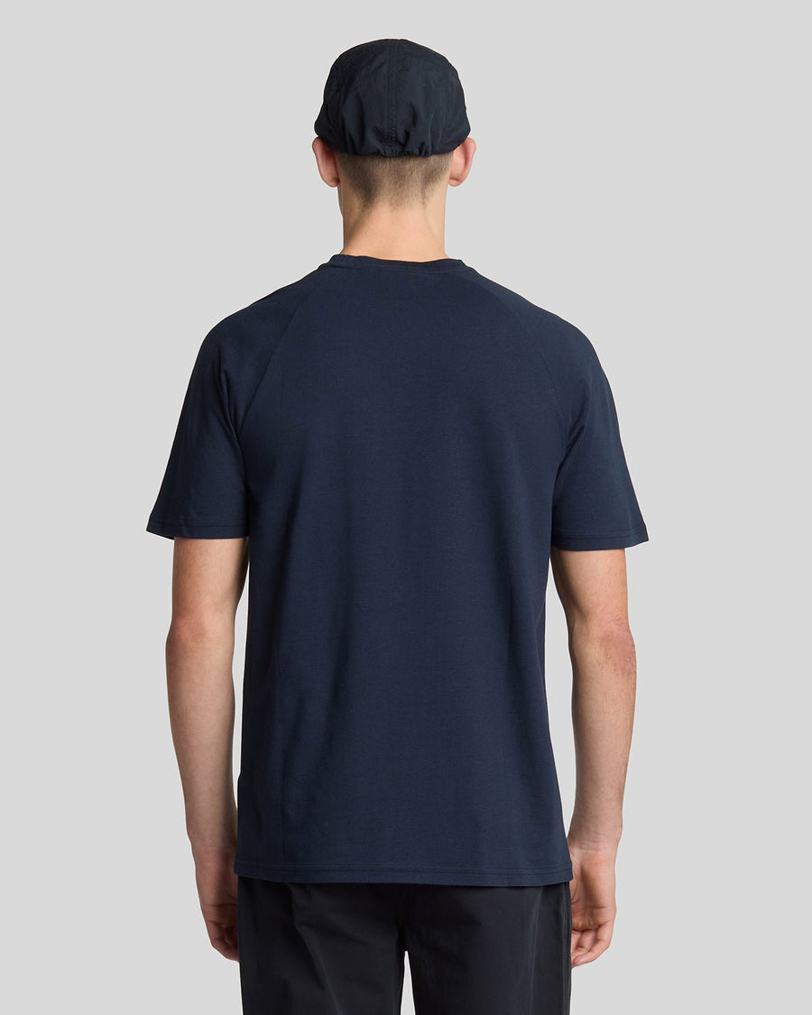 Homme portant un t-shirt raglan en mélange de lin, bleu marine foncé