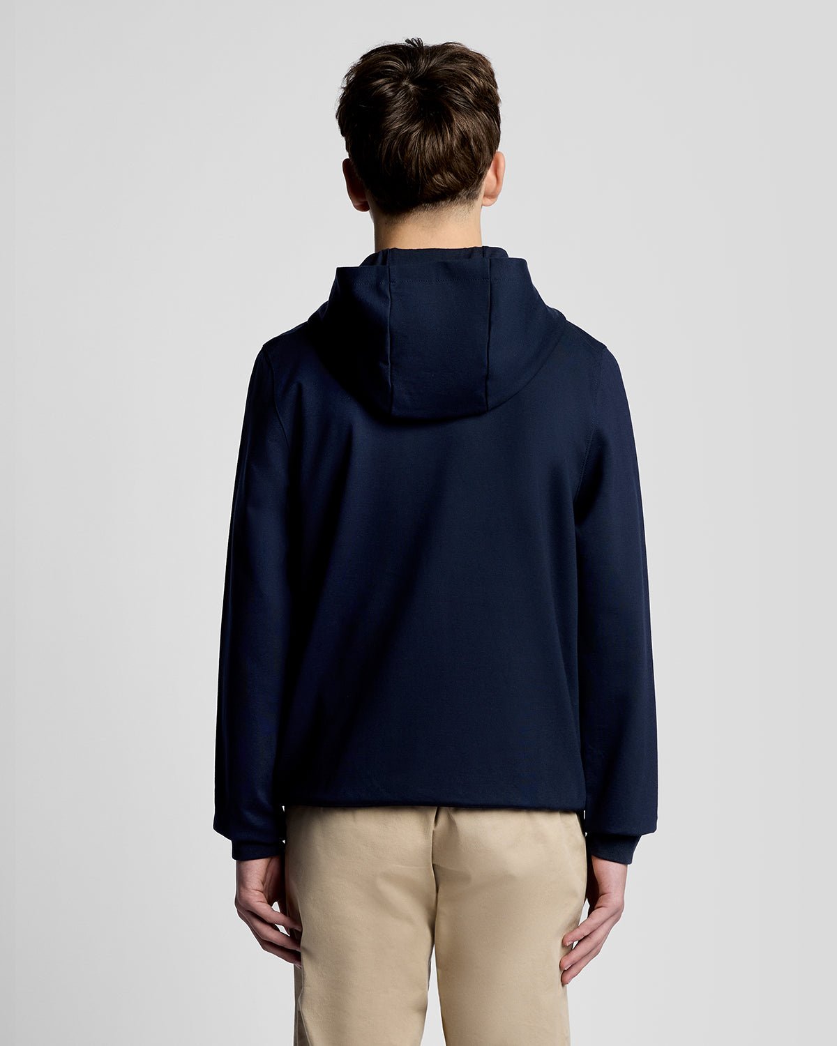 Hombre con sudadera con capucha deportiva ligera en azul marino oscuro
