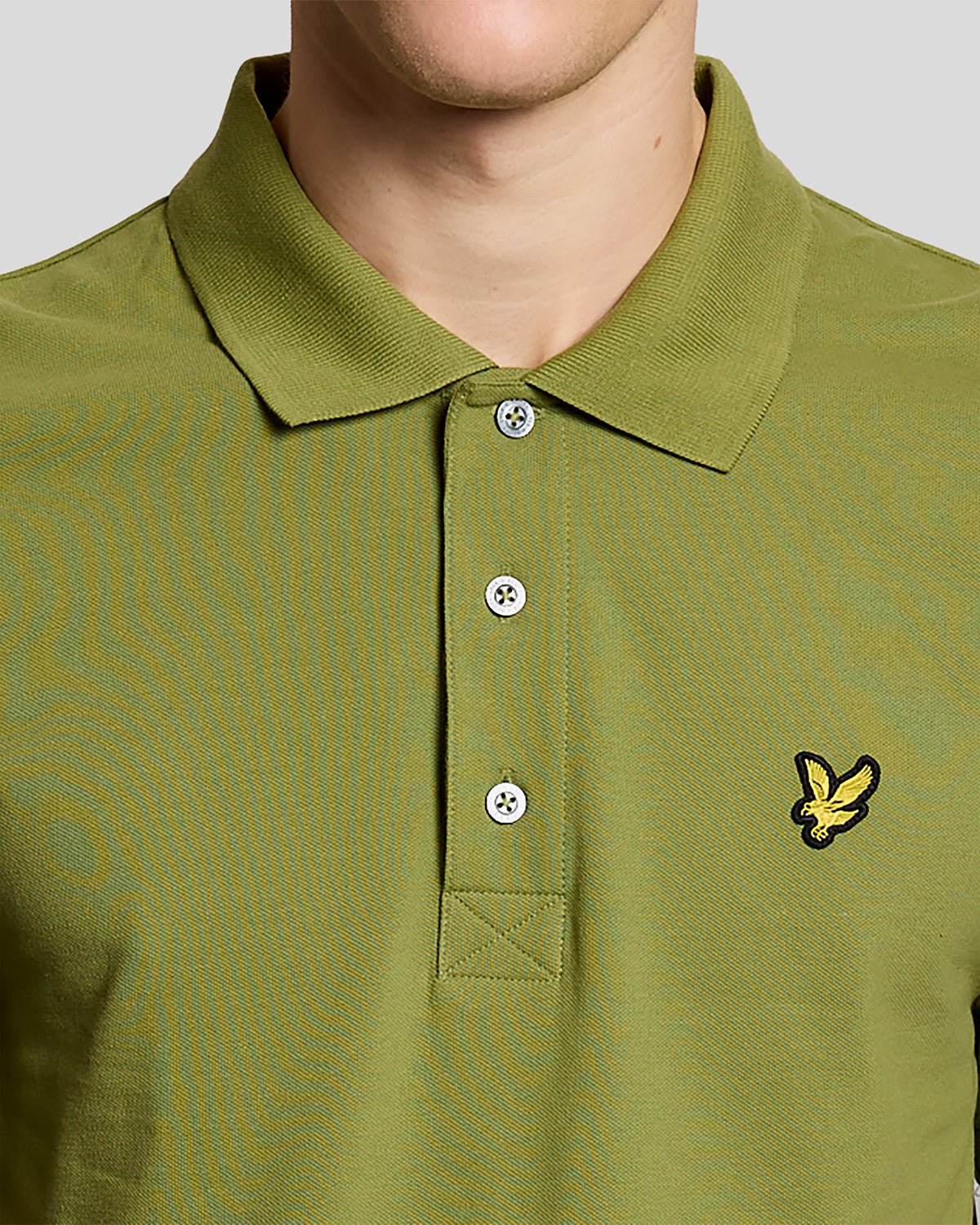 Uomo con polo in cotone verde arbusto