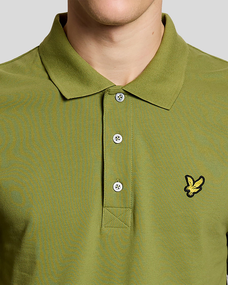 Uomo con polo in cotone verde arbusto