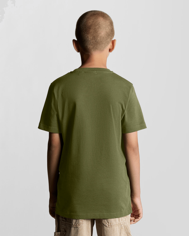 Un garçon porte un t-shirt « Embossed Eagle » dans les profondeurs