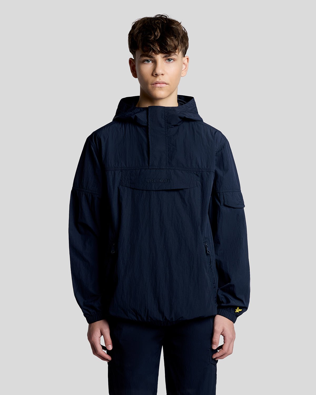 Homme portant une veste-blouse imperméable bleu marine foncé