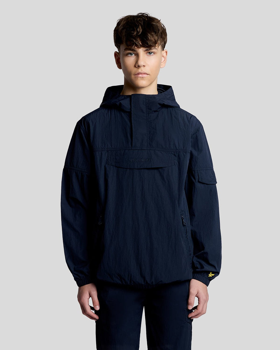 Homme portant une veste-blouse imperméable bleu marine foncé