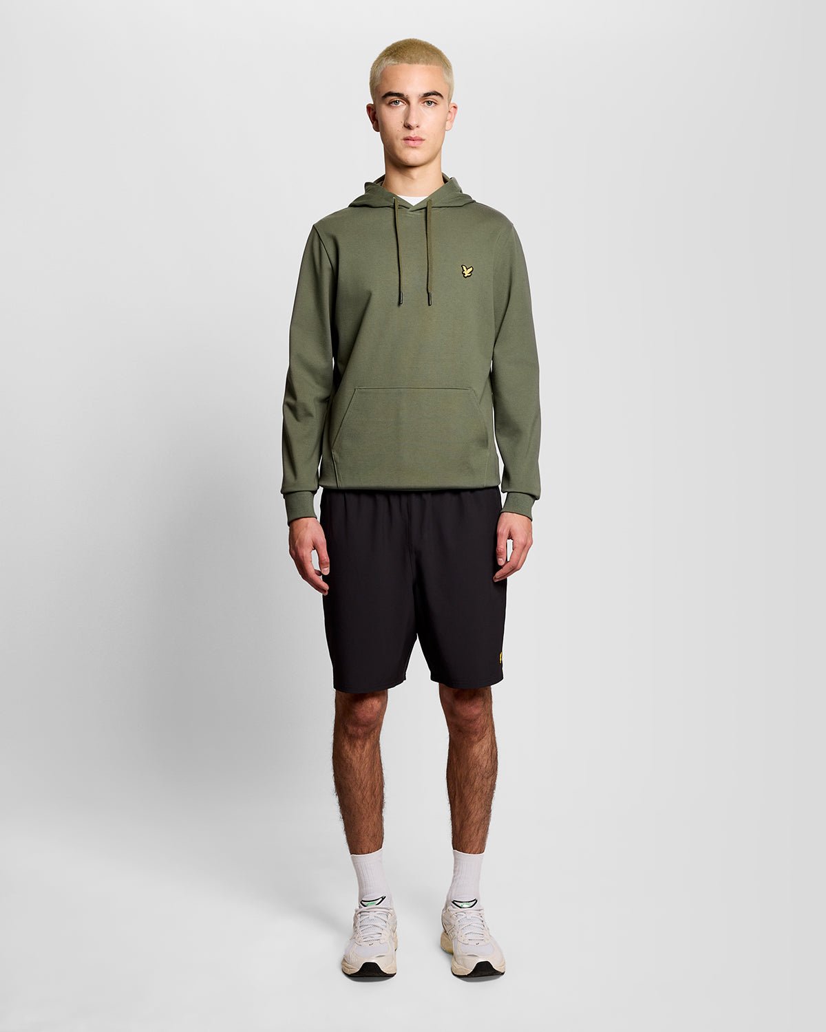 Homme portant un sweat à capuche léger de sport vert cactus